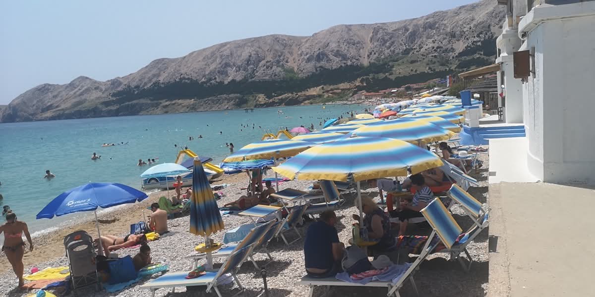 Nyári strand Krk szigetén