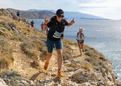 Krk n Trail futók a tengerparti ösvényen