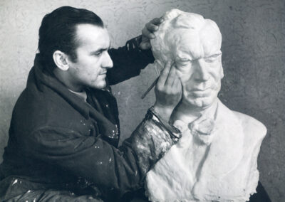 Ivan Vukušić egy portrészobron dolgozik